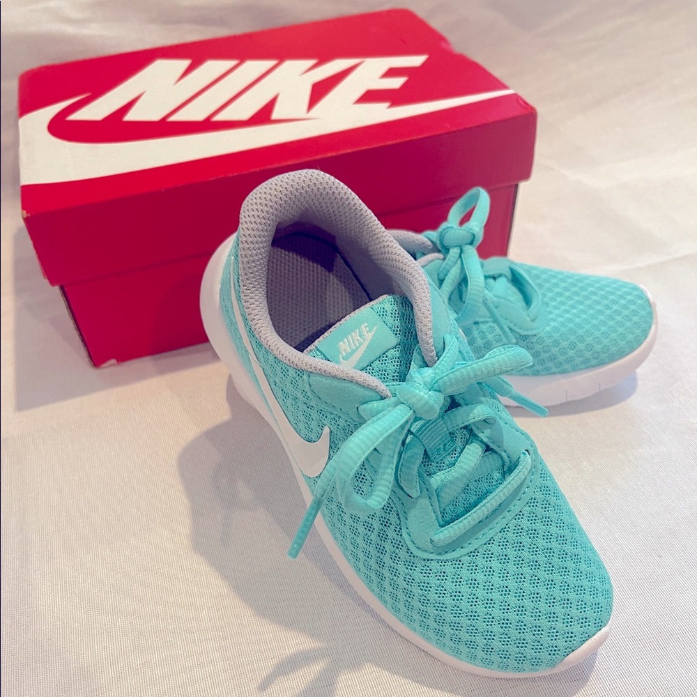 “BRAND NEW” Little Girls Nikes Size 11